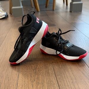Reebok Boys Size 1-1.5 Black and Red Tie Sneakers